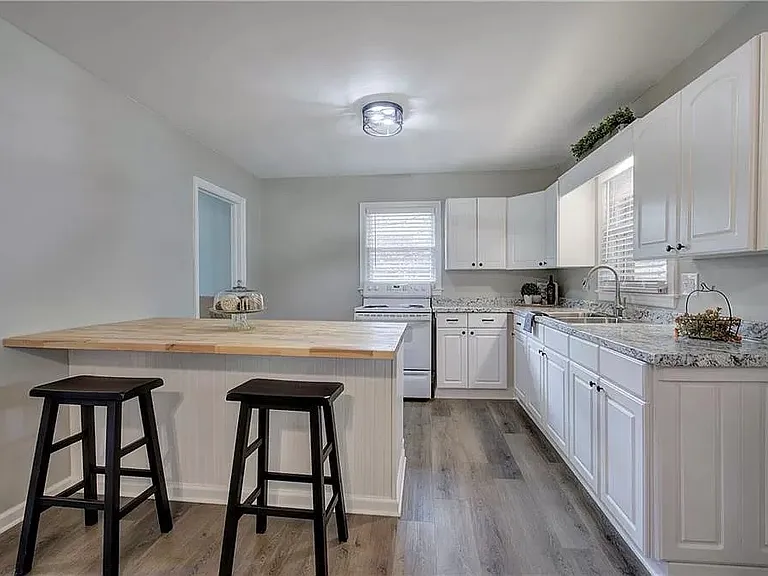 195 Floral Dr — Photo 4