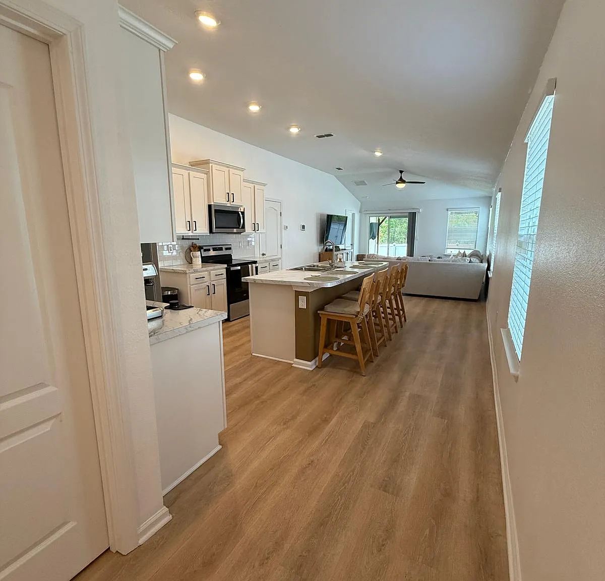 3 bed, 1402 sqft, $2,100 — Photo 3