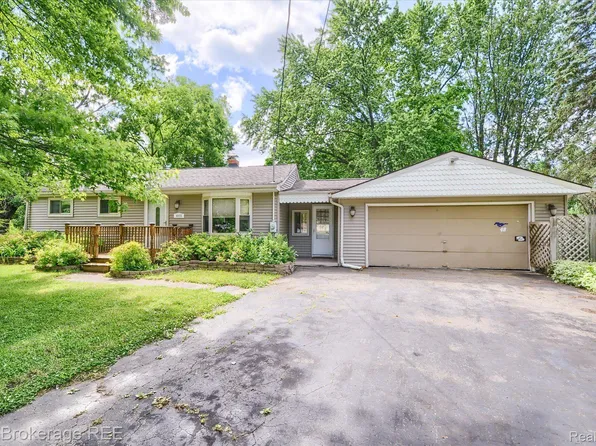 4098 Coral St, Burton, MI 48509