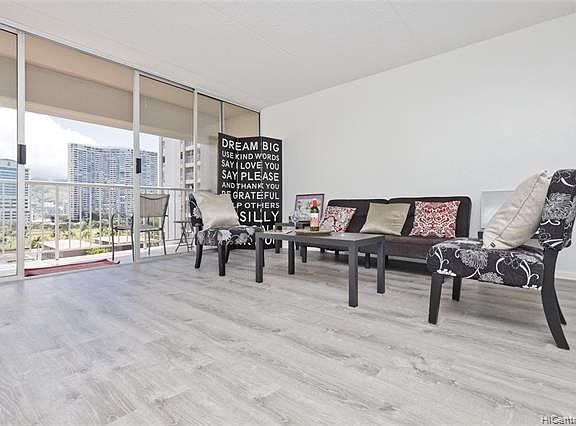 Floor to ceiling sliding doors leading to lanai.