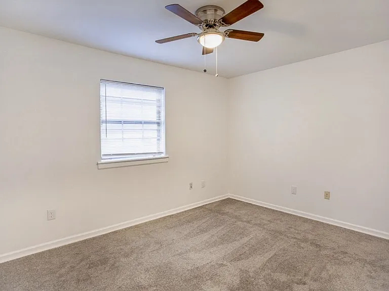 Country Club Apartments — Photo 15
