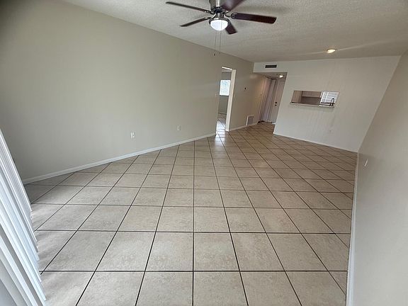 2nd image of 809 W Lancaster Rd APT I113