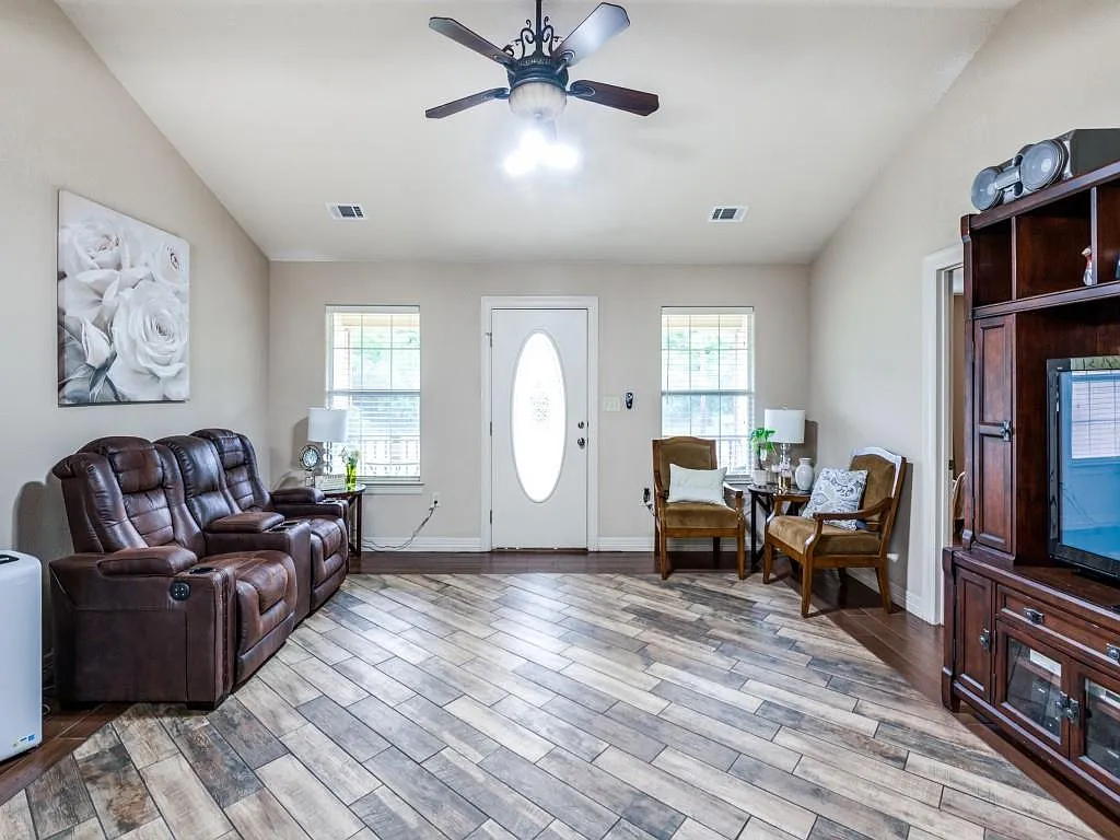 3 bed, 1338 sqft, $1,850 — Photo 2