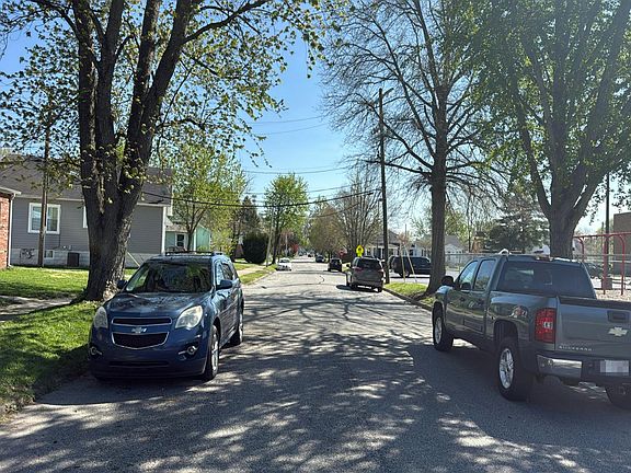 4th image of 520 N Elm St