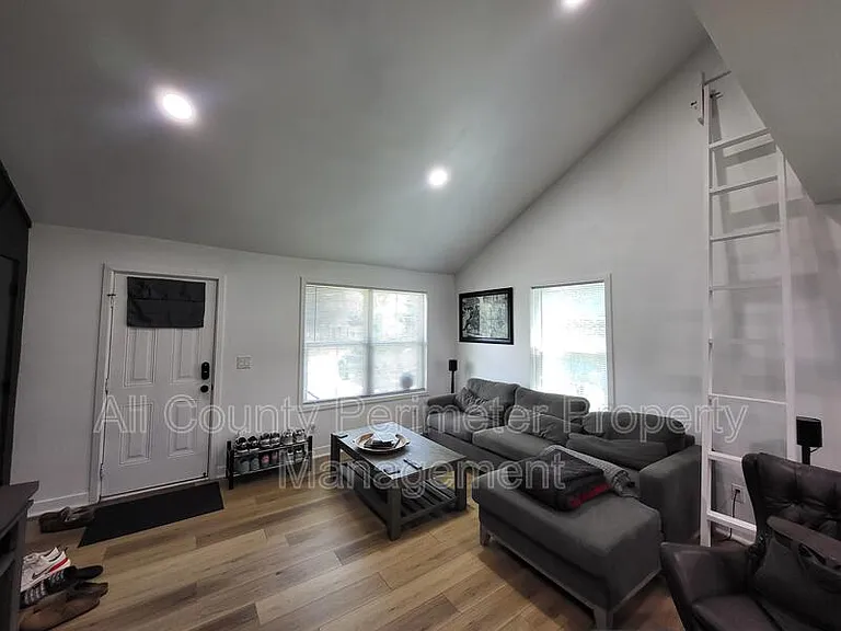 2107 Pinehurst Dr — Photo 3