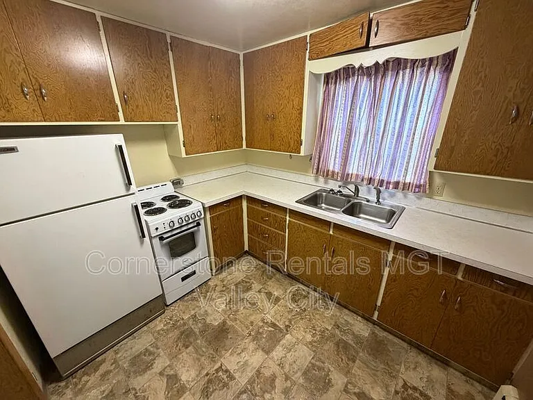265 Viking Dr #2 — Photo 10