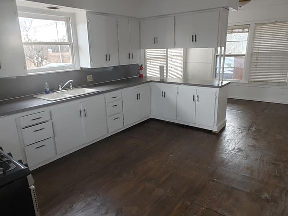 5th image of 105 N Mill St