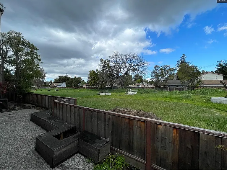 2114 Jennifer Ct — Photo 8