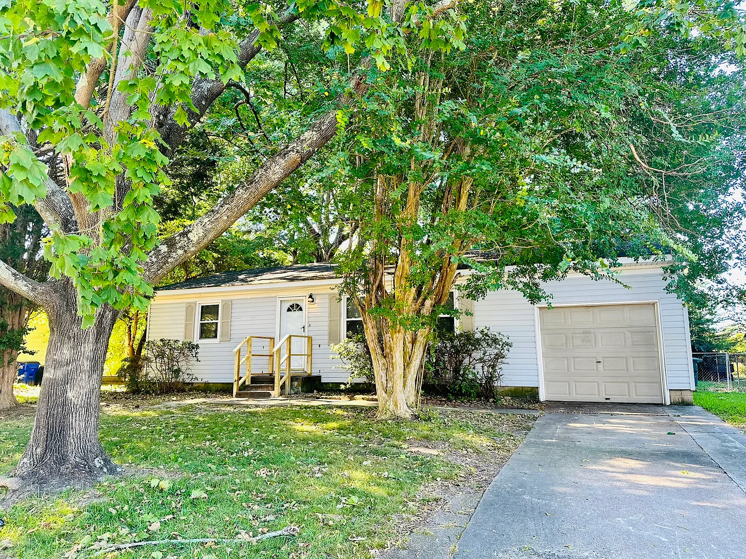 3 bed, 1100 sqft, $1,900 — Photo 2