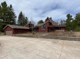 883 Lakewood Ln, Marquette, MI 49855