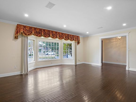 5th image of 12281 Woodley Ave