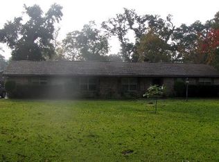 119 Sleepy Hollow Dr, Lake Jackson, TX 77566
