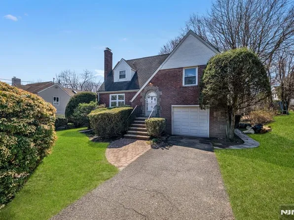 32 Vandelinda Ave, Teaneck, NJ 07666