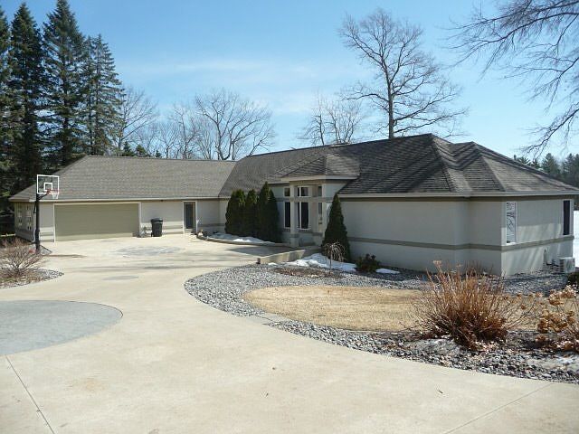 1st image of 721 Arbutus Dr
