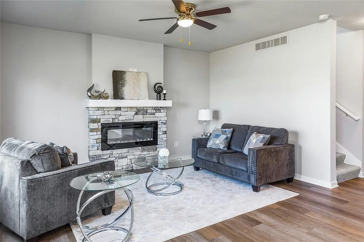 Building Photo - 16605 Oakwood Dr
