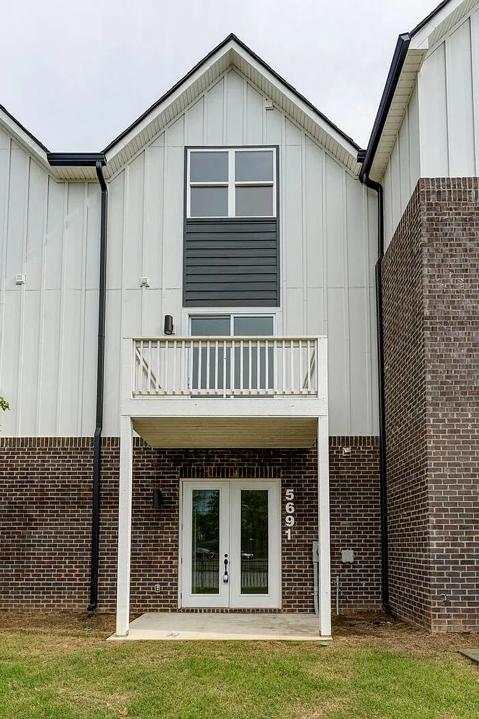 2 bed, 2.5 bath, 1660 sqft, $1,595 — Photo 1