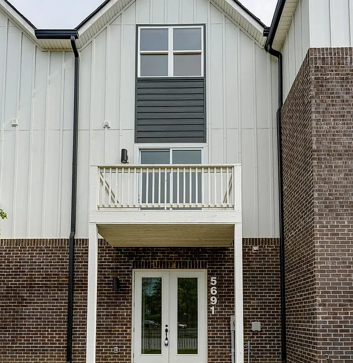 5691 Sofias Cir