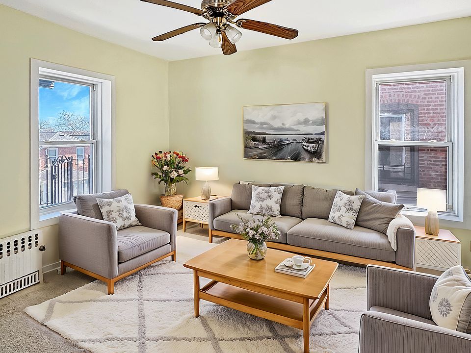 MASSIVE LIVING ROOM (STAGED)