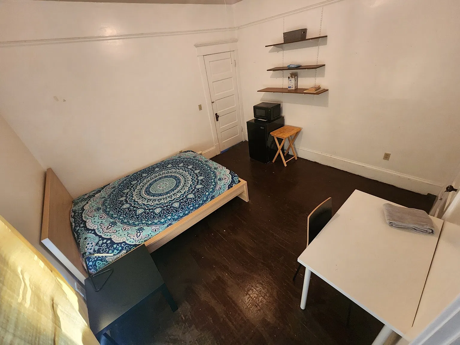 8 bed, 3200 sqft, $1,025 — Photo 2