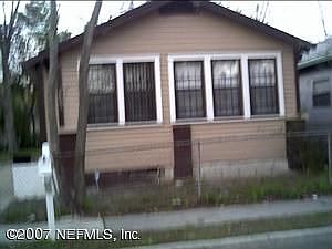 Quiet neighborhood, close to shopping, schools