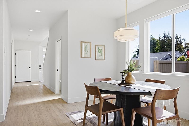 4th image of 225 N 54th Place