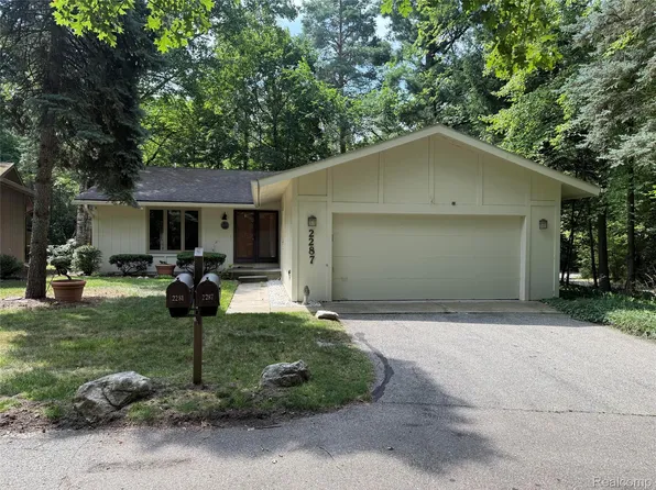 2287 Forest Gln, West Bloomfield, MI 48324