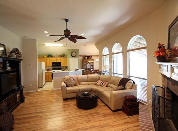 4th image of 422 Castlewood Dr