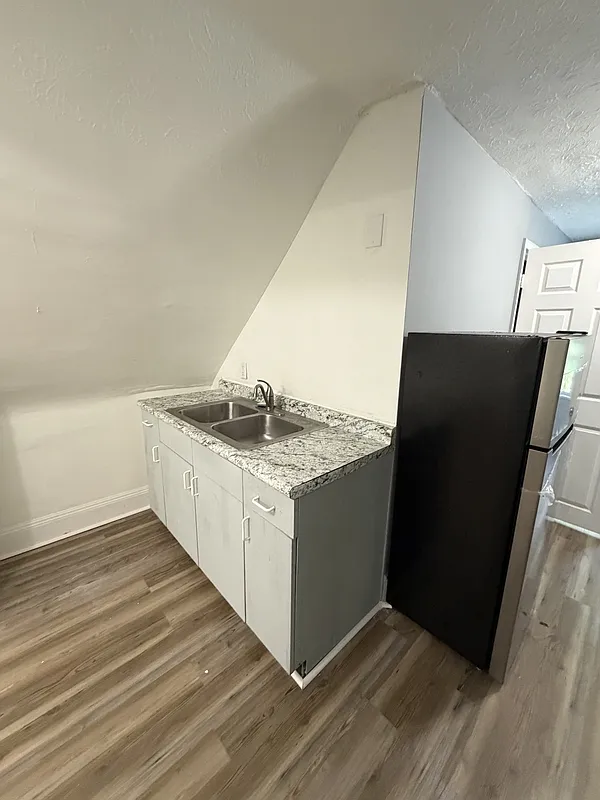 Studio, 1.0 bath, 559 sqft, $700 — Photo 2