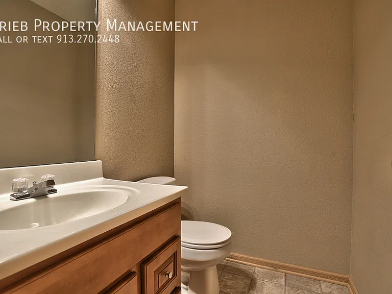 824 Woodson Ct — Photo 10