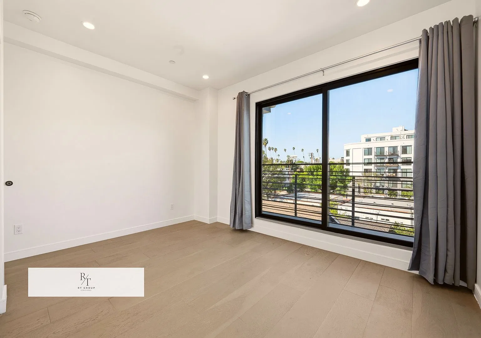 Modern 3-Bedroom Home in Silver Lake with High Ceilings & Hollywood Views ! — Photo 3
