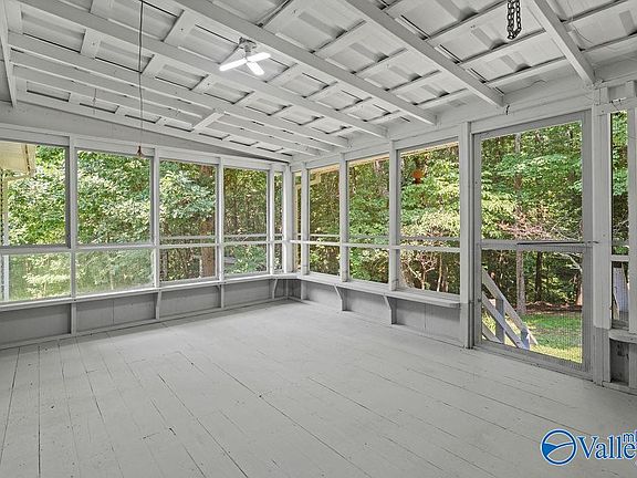 3rd image of 1195 Greenbriar Dr NE