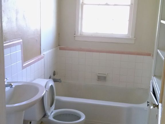 4th image of 916 Evangeline Pl