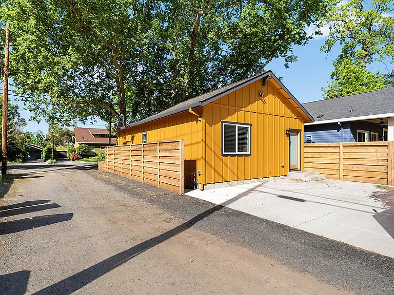 725 Orient St — Photo 21