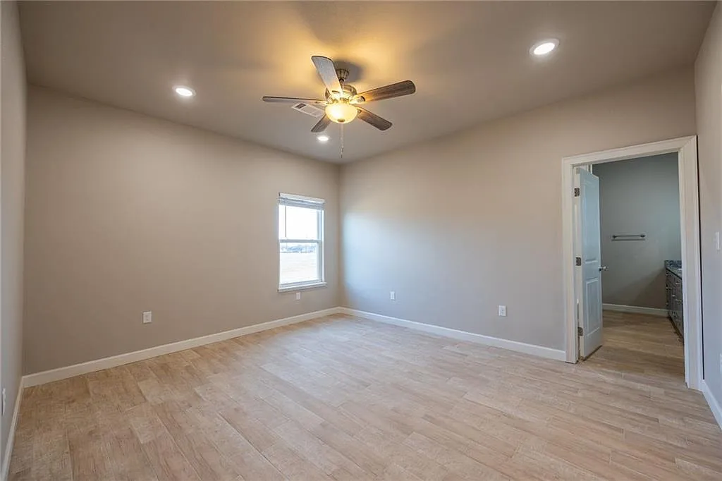 812 Valley Oaks Ln - P — Photo 1