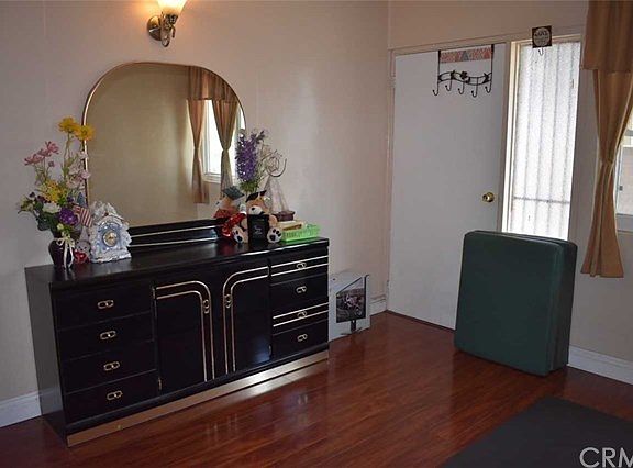5th image of 845 E McFadden Ave