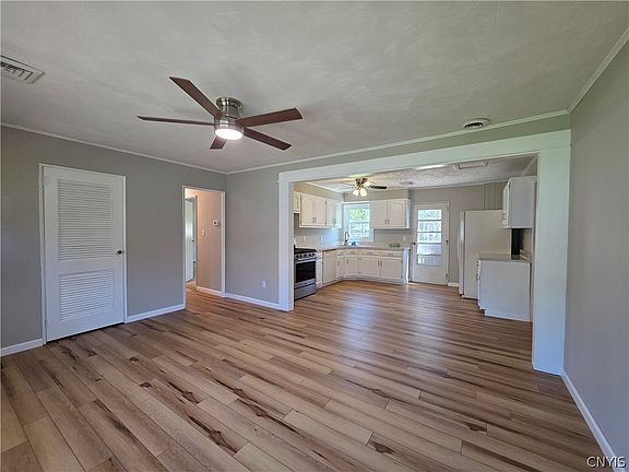 3rd image of 18 Walnut Dr
