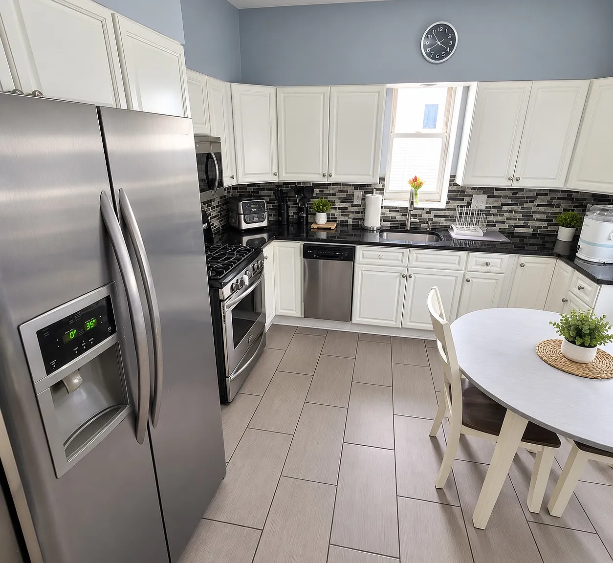 3 bed, 975 sqft, $2,600 — Photo 4