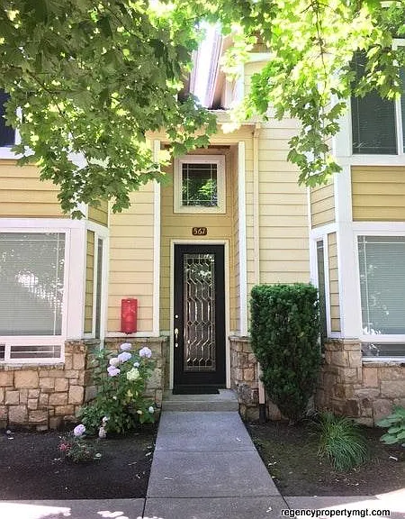 561 NE Roberts Ave — Photo 2
