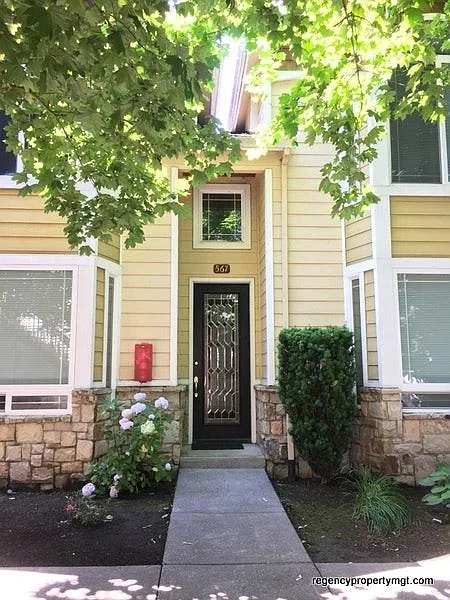 Building Photo - 561 NE Roberts Ave