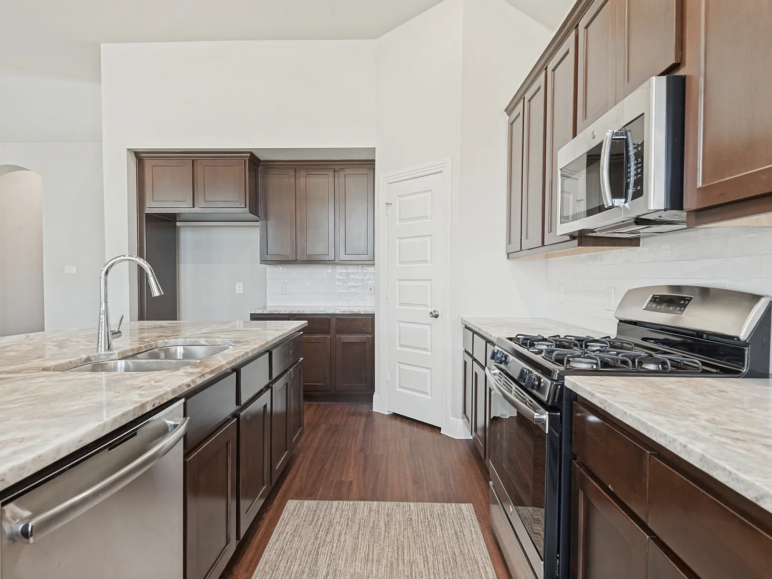 5 bed, 3.5 bath, 2907 sqft, $3,250 — Photo 2