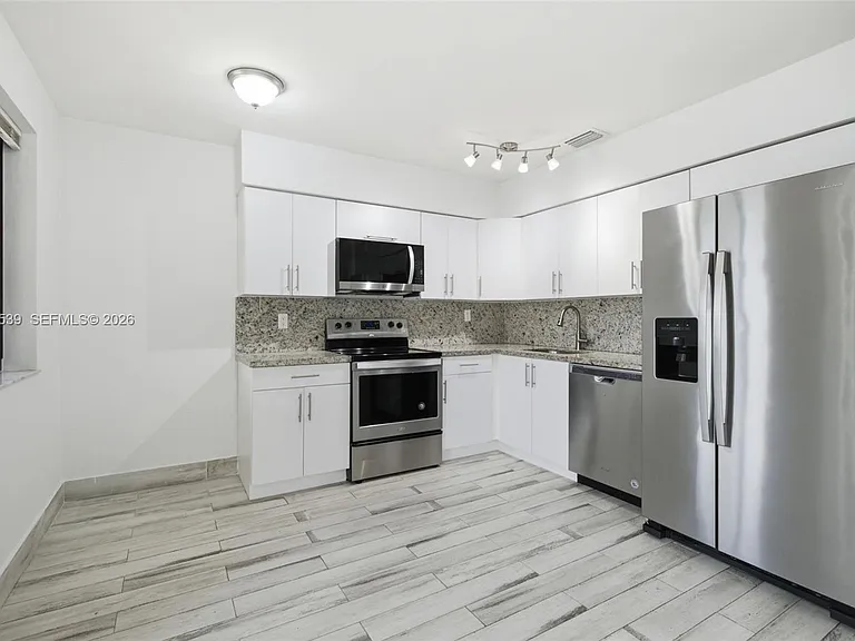 2627 SW 29th Ave #2627 — Photo 8