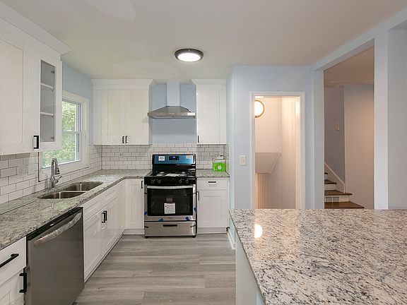 4th image of 2690 Beechwood Ave