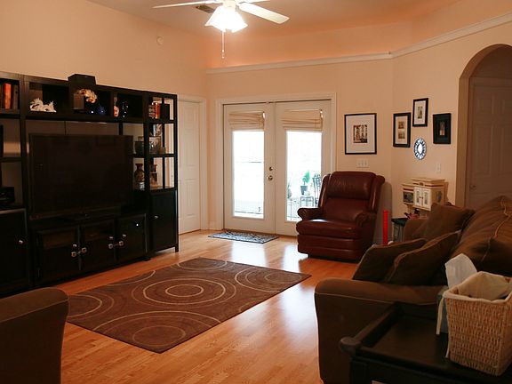 3rd image of 1541 Applewood Way