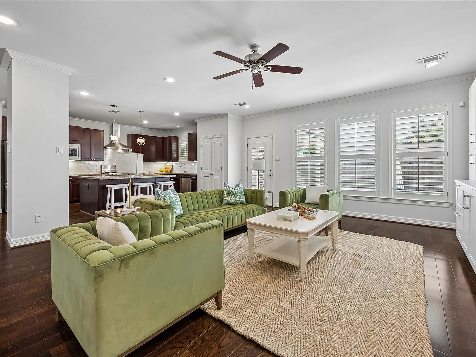 4 bed, 2.5 bath, 2672 sqft, $4,250 — Photo 2