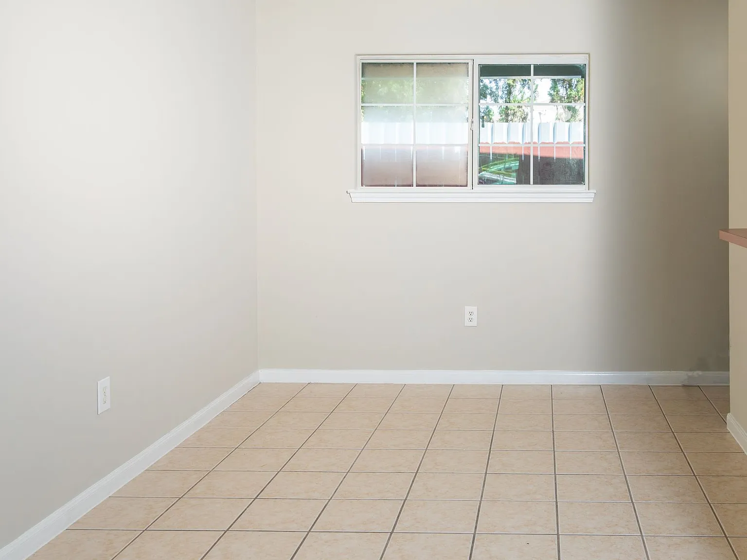 Duplex For Lease — Photo 3