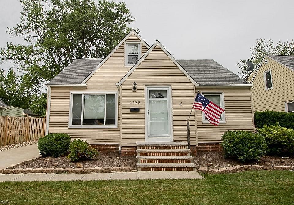 1st image of 1579 Longwood Dr