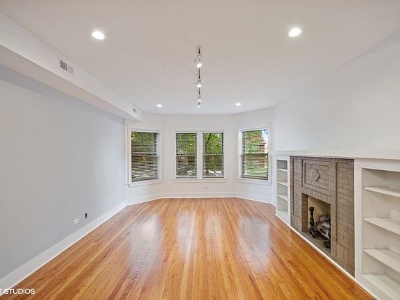 2nd image of 3622 N Sacramento Ave #2