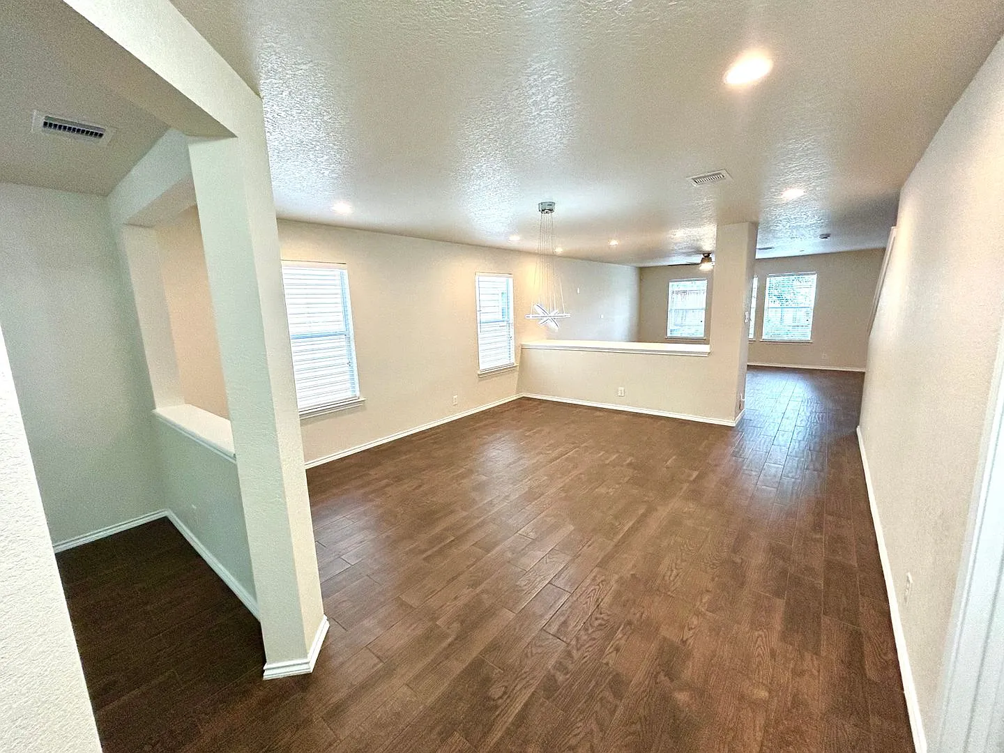*Move In Special* Beautiful 4-Bedroom Home Near Utsa & la Cantera! Available Now! — Photo 3