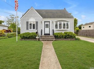 111 Kramer Dr, Lindenhurst, NY 11757