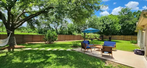 Very large Backyard w/ outdoor living furniture set, fire pit, 2 hammocks; Built in Natural Gas line to Large BBQ pit. - 4901 Flaming Oak Cv